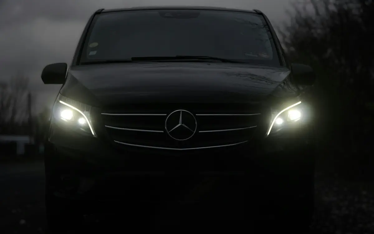 Farları yanan siyah Mercedes VIP araç
