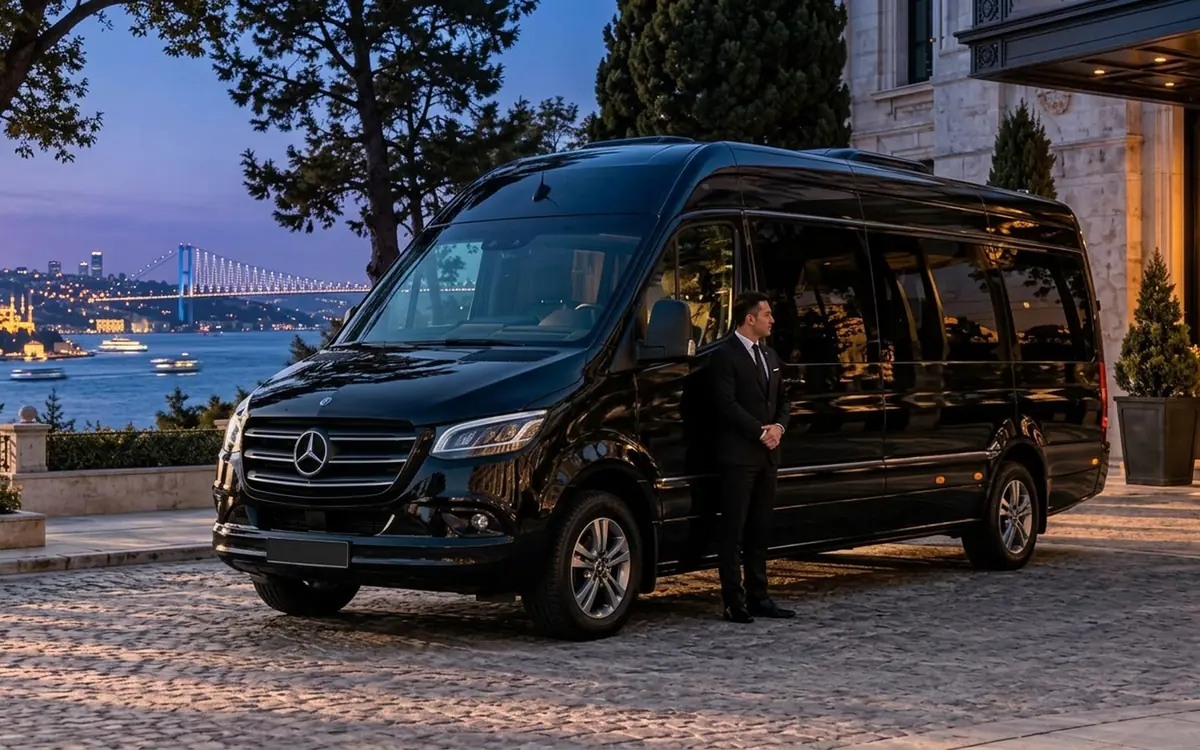 Boğaz kıyısında siyah Mercedes Sprinter minibüs ve yanında şoför