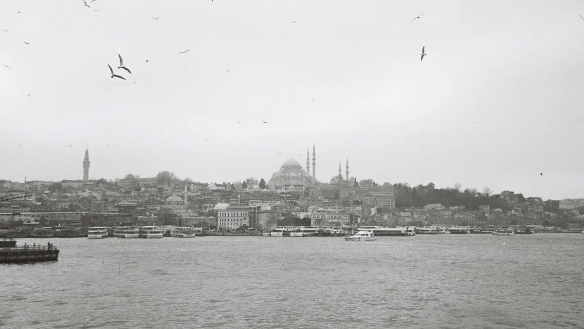 İstanbul tarihi yarımadasının deniz üstünden siyah-beyaz görünümü